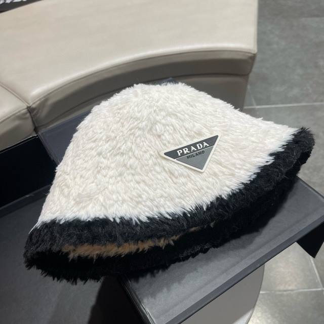 Prada普拉达 新款羊羔毛绒渔夫帽 可折叠遮阳又好搭配 出街旅行单品